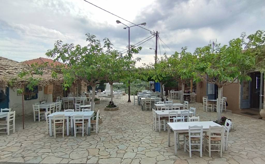 "Opos Palia" (Like the old days) Tavern