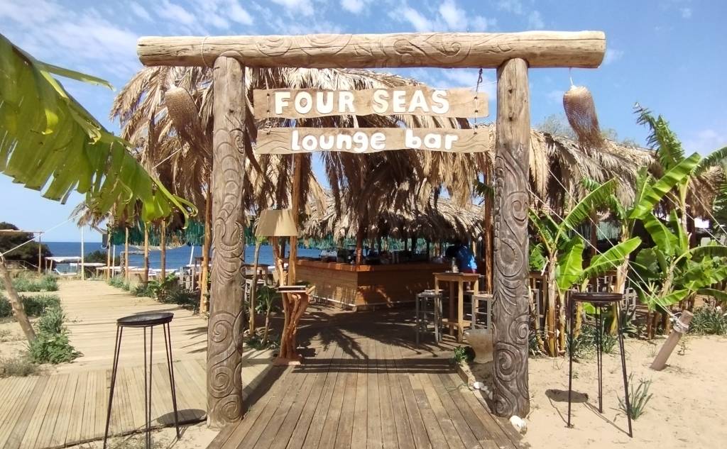 4 Θάλασσες - Beach Bar/Restaurant