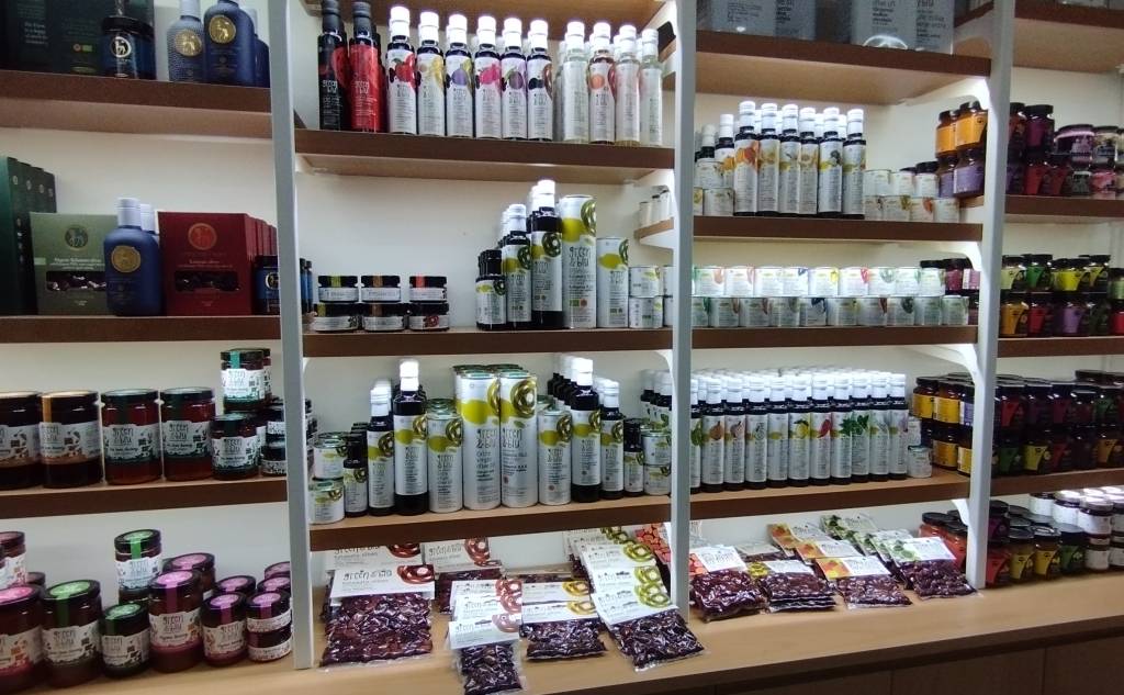 Green & Blu Gialova-Shopping for all kinds of products