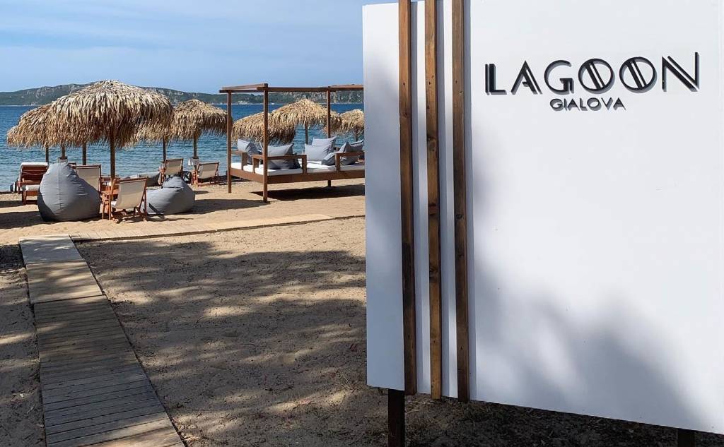 Lagoon beach bar