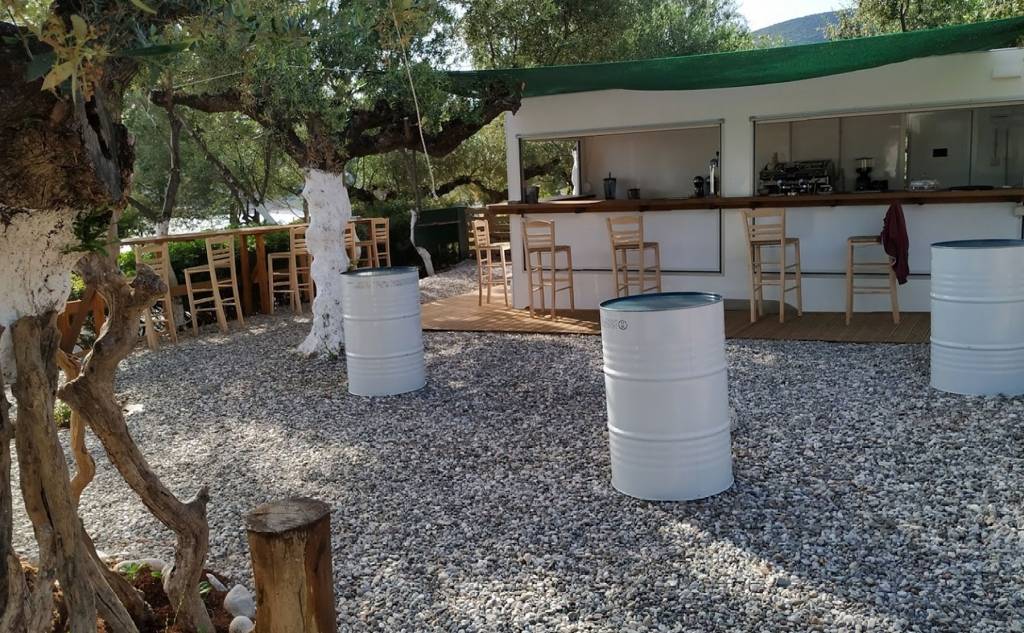Μόνο Βότσαλο / / Beach Bar