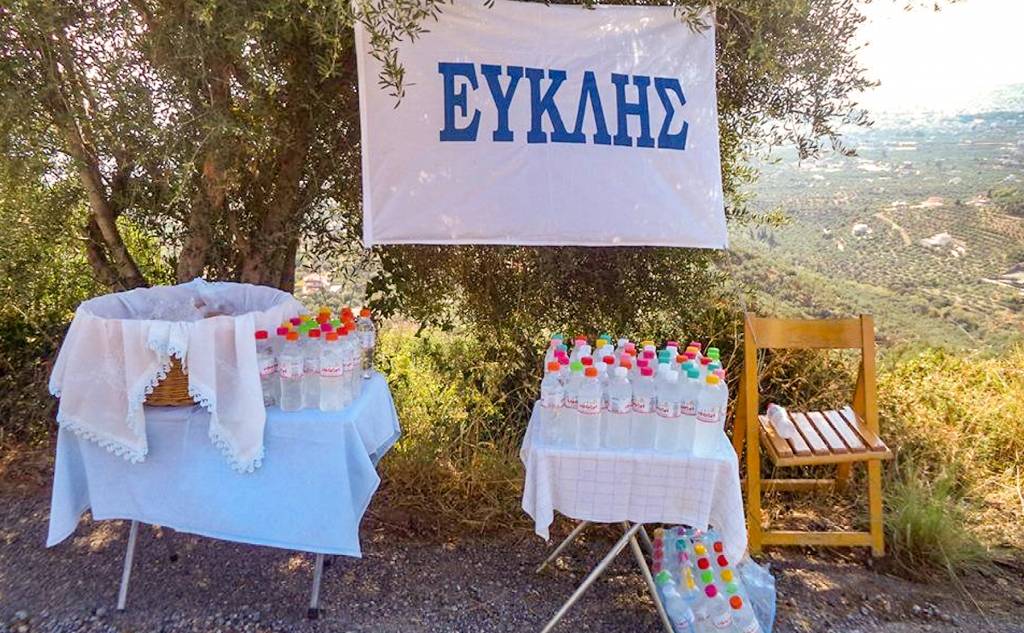 Εθελοντική δράση προς τους προσκυνητές - πεζοπόρους.