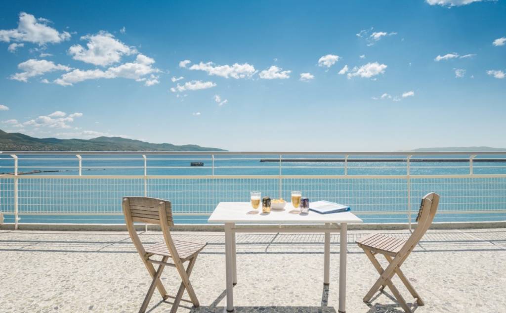 Kalamata Top Rooms - Seafront Penthouse LEO