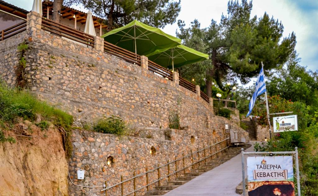 Κάθε Κυριακή Μεσημέρι - Ζωντανή Μουσική - Ταβέρνα