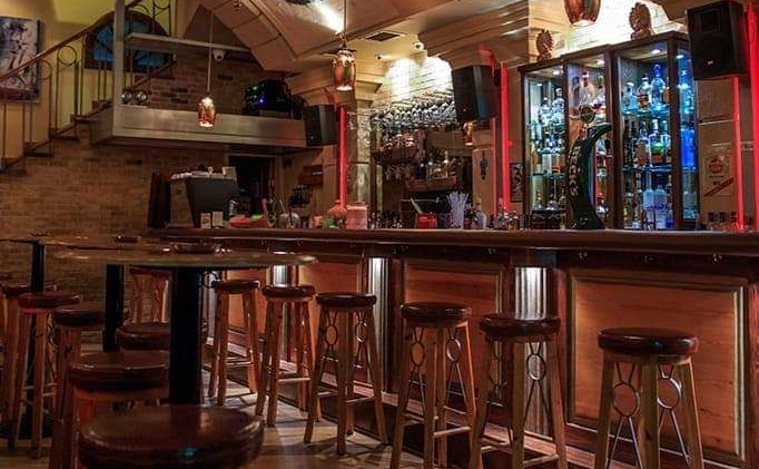 Momos Bar
