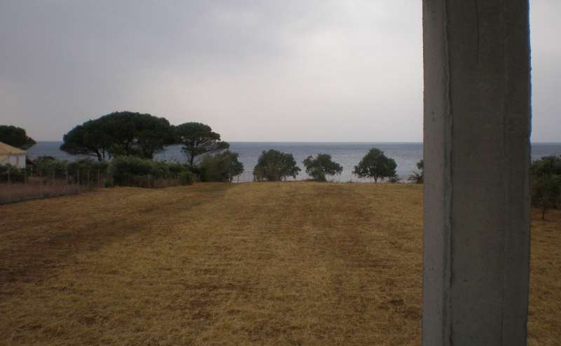 Οικόπεδο μπροστά στη Θάλασσα (Με Οικοδομή) στην Τριφυλία 