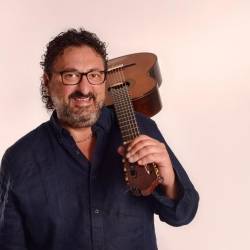 Το φαινόμενο της κιθάρας “Aniello Desiderio” στο Μέγαρο Χορού Καλαμάτας